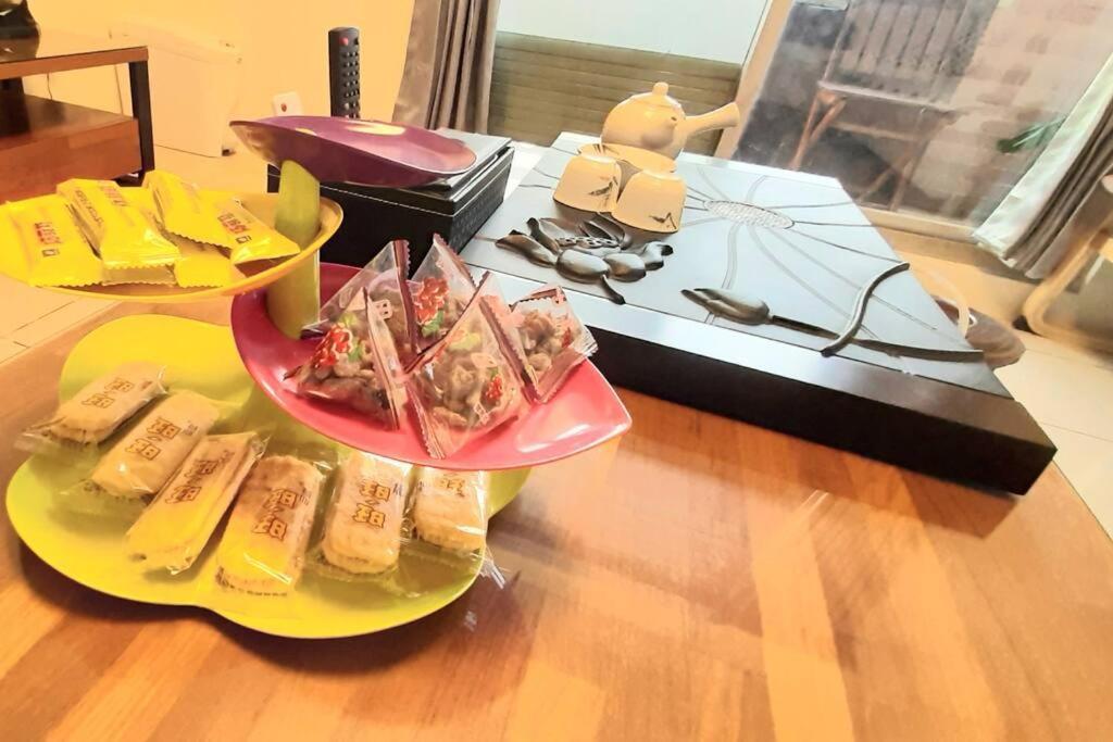 花的家 高鐵左營站前2號出口高鐵路步行3分鐘 最多6位可入住 3間卧房 月租長租 Kaohsiung Exteriör bild