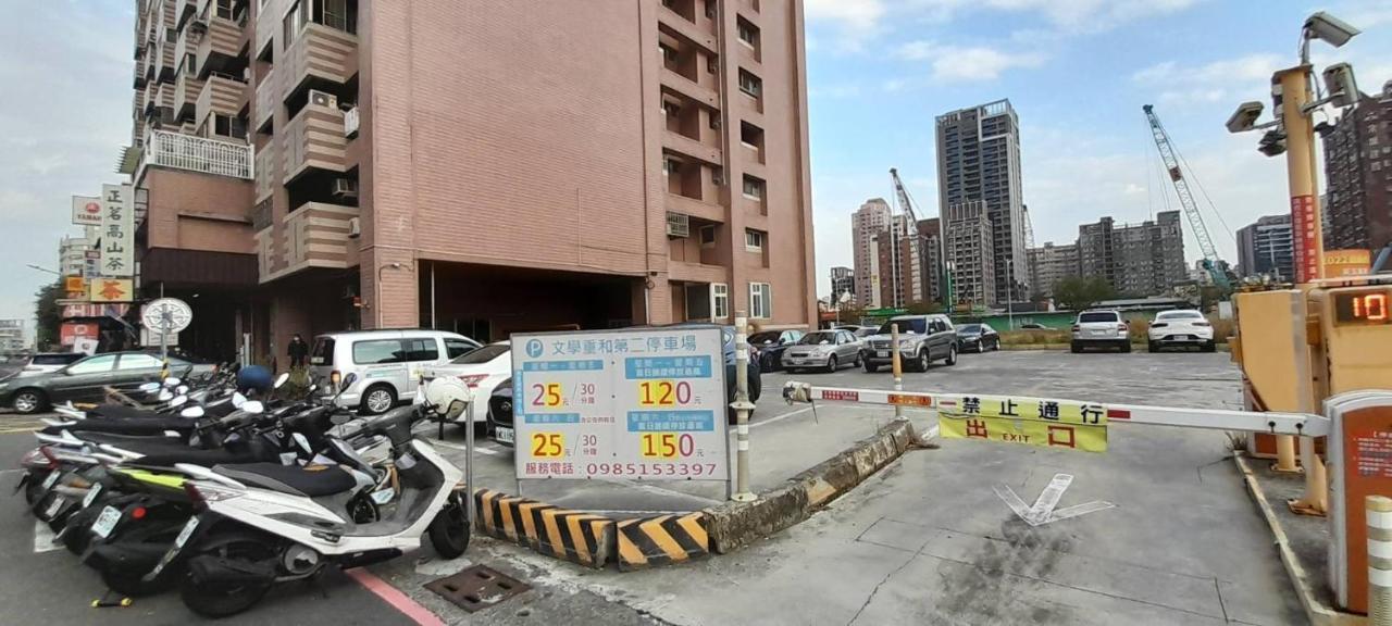 花的家 高鐵左營站前2號出口高鐵路步行3分鐘 最多6位可入住 3間卧房 月租長租 Kaohsiung Exteriör bild